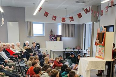 De bewoners van het woonzorgcentrum keken en luisterden geboeid naar het kinderspektakel_
