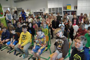 Jeugdauteur Andy Griffith was maandagvoormiddag te gast bij de Sprinkhanen in leefschool t Veertje_