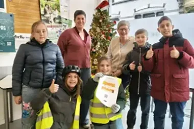 de-school-overhandigde-hun-cadeau-met-een-waardebon-aan-t-verhoog